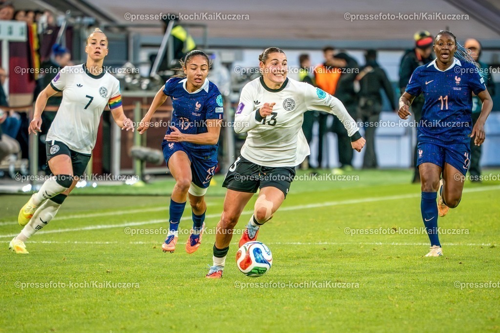 xKKUx24102501034 | 24.10.2025, xkkux, Fußball, UEFA Women s Nations League Halbfinale, Saison 2025/2026, Länderspiel Hinspiel in der MERKUR SPIEL-ARENA Düsseldorf, Giulia Gwinn (GER #07) Selma Bacha (FRA #13) Carlotta Wamser (GER #13) Kadidiatou Diani (FRA #11) 
