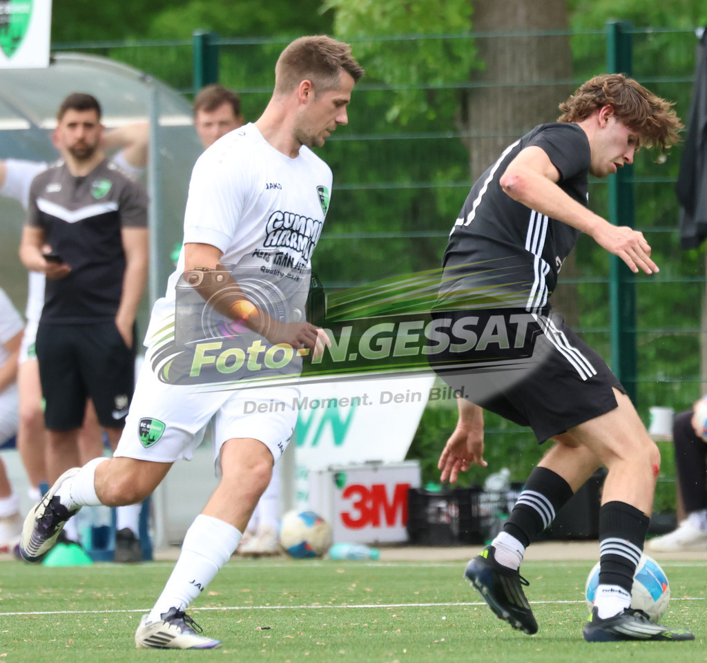 SC Bünde - SV Oetinghausen | Auf dem Bild zu sehen: weiß SC Bünde: Christian Selmke ; schwarz SV Oetinghausen: Lenn DiekwischSC Bünde, SV Oetinghausen, Saison 25/26, Bezirksliga, Hunnebrock, Deutschland - Realisiert mit Pictrs.com