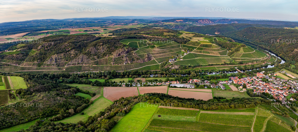 Luftbild: Hermannsberg Weinberge in Steillage über der Nahe in Niederhausen im Bundesland Rheinland-Pfalz in Deutschland. Foto: IMG_138395-Pano.jpg vom 03.09.2023 durch Werner Riehm/FLY-FOTO.deAuflösung des Originals: 6608 x 2944 px