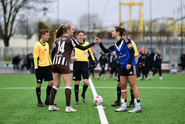 Fußball I Frauen I Saison 2025-2026 I Regionalliga Nord I 10. Spieltag I FC St. Pauli - Hamburger SV U20 I 14122 | Der Sportfotograf. - Realisiert mit Pictrs.com