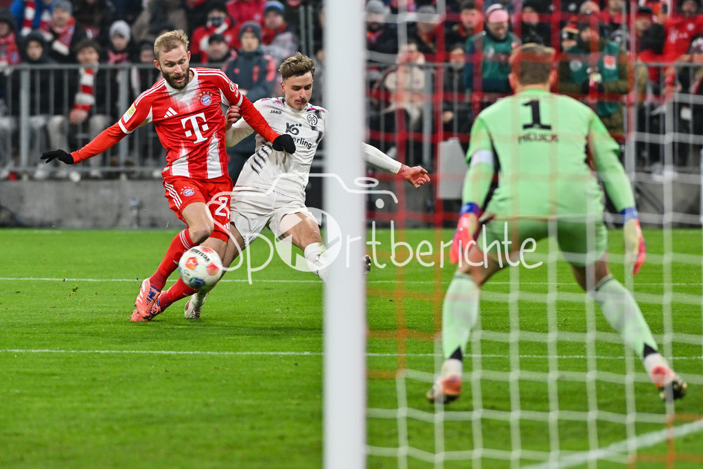 FC Bayern München - 1. FSV Mainz 05 | MUNICH, GERMANY - 14. DECEMBER: im Duell Konrad LAIMER (FC Bayern Munich 27) und Nikolas VERATSCHING (1. FSV Mainz 05 22) / während dem Bundesligamatch zwischen dem FC Bayern München und dem 1. FSV Mainz 05 am 14. Spieltag in der Allianz Arena / DFL REGULATIONS PROHIBIT ANY USE OF PHOTOGRAPHS AS IMAGE SEQUENCES AND/OR QUASI-VIDEO / Manuel NEUER (FC Bayern Munich 1)