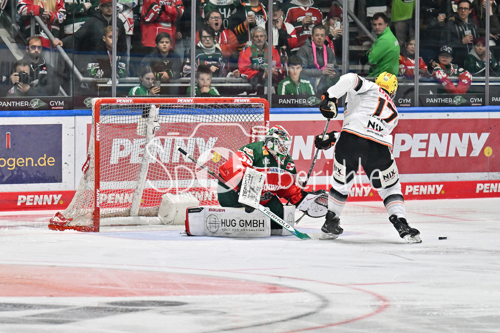 Augsburger Panther - Löwen Frankfurt | Carter ROWNEY (Löwen Frankfurt #17) scheitert mit seinem Penalty an Strauss MANN (Augsburger Panther #38) / DEL: Augsburger Panther - Löwen Frankfurt, Curt Frenzel Stadiom am 11.10.2024