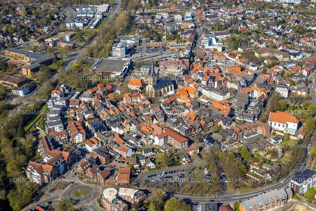 Werne250403260 | Luftbild, St. Christophorus Kirche und historisches Rathaus am Marktplatz in der Altstadt, rechts das Kapuzinerkloster, Werne, Ruhrgebiet, Nordrhein-Westfalen, Deutschland