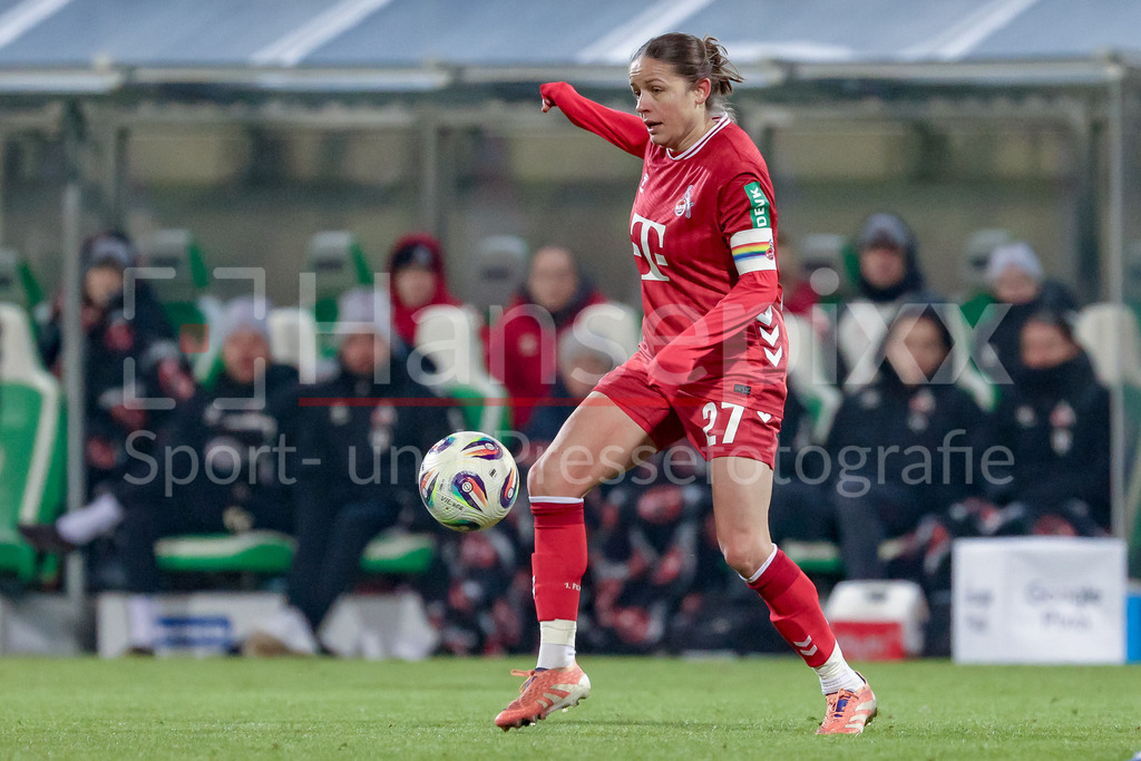 Fussball, Google Pixel Frauen-Bundesliga, VfL Wolfsburg - 1. FC Köln | Laura Feiersinger (1. FC Köln, 27) am Ball, Freisteller, Einzelbild, Ganzkörper, Aktion, Action, Spielszene, DIE DFB-RICHTLINIEN UNTERSAGEN JEGLICHE NUTZUNG VON FOTOS ALS SEQUENZBILDER UND/ODER VIDEOÄHNLICHE FOTOSTRECKEN. DFB REGULATIONS PROHIBIT ANY USE OF PHOTOGRAPHS AS IMAGE SEQUENCES AND/OR QUASI-VIDEO.