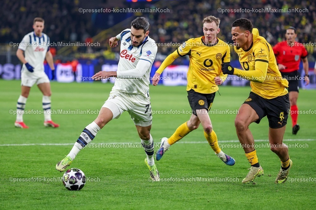 UCL17022601097 | 17.02.2026, Fußball, UEFA Champions League, Borussia Dortmund - Atalanta Bergamo, BVB Stadion, Play-Offs Hinspiel, Saison 2025 2026: Davide Zappacosta&nbsp;(Atalanta Bergamo #77) im Zweikampf gegen Maximilian Beier&nbsp;(BVB #14) Felix Nmecha&nbsp;(BVB #08)   Regulations prohibit any use of photographs as image sequences and or quasi-video.