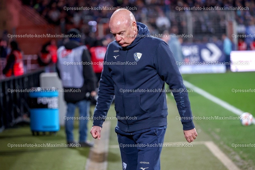 BOC20022601004 | 20.02.2026, Fußball, VfL Bochum - 1. FC Nürnberg, 2. Fußball Bundesliga, 23. Spieltag, Vonovia Ruhrstadion, Saison 2025 2026: Cheftrainer Uwe Rösler (VfL Bochum #hc)  enttäuscht Enttäuschung DFB regulations prohibit any use of photographs as image sequences and or quasi-video.
