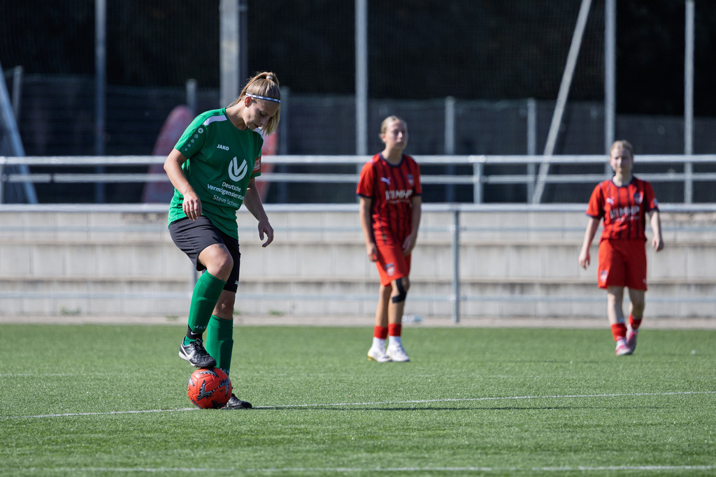 FCHSTE_250921_3631 | 1.FC Heidenheim 1846 II vs. TV Steinheim, Fußball, Frauen, Bezirksliga, 2025/2026, 2.Spieltag, 21.09.2025 in Heidenheim, Kunstrasen b. Voith-Arena West(Foto: Michael Bulling) - Realisiert mit Pictrs.com