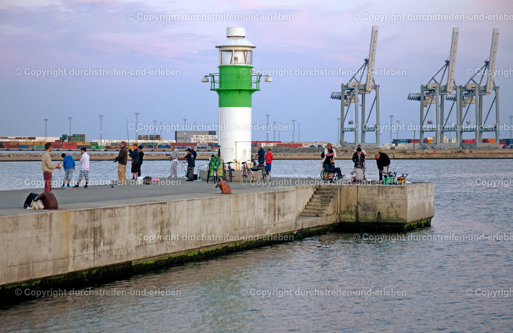 Hafen mit Leuchtturm in Aarhus | Angler sind oft am Leuchtturm im Hafen von Aarhus zu sehen. - Realisiert mit Pictrs.com