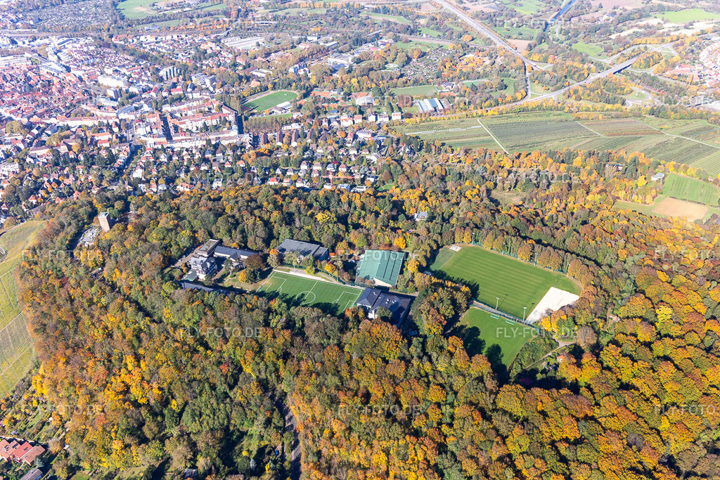 Fussballplätze derSportschule Schöneck (Landesleistungszentrum des badischen Fussballverbands und des badischen Sportbunds) auf dem Turmberg | Luftbild: Fussballplätze derSportschule Schöneck (Landesleistungszentrum des badischen Fussballverbands und des badischen Sportbunds) auf dem Turmberg im Ortsteil Durlach in Karlsruhe im Bundesland Baden-Württemberg in Deutschland. Foto: IMG_129874.jpg vom 24.10.2021 durch ©2025 Werner Riehm fly-foto.de/copyright - Realisiert mit Pictrs.com