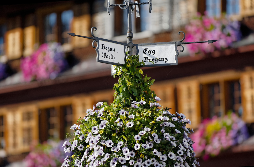 Wegweiser im Dorfkern | Schwarzenberg, Austria - November 10, 2010: Wegweiser im Dorfkern Schwarzenberg. - Realisiert mit Pictrs.com
