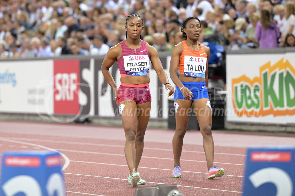 Leichtathletik: Weltklasse Zürich | 08.09.2022, Zürich, Letzigrund, Leichtathletik: Weltklasse Zürich, FRASER-PRYCE Shelly-Ann (JAM) und TA LOU Marie-Josee (CIV) nach dem Fehlstart im 100m-Lauf der Frauen. - Realisiert mit Pictrs.com