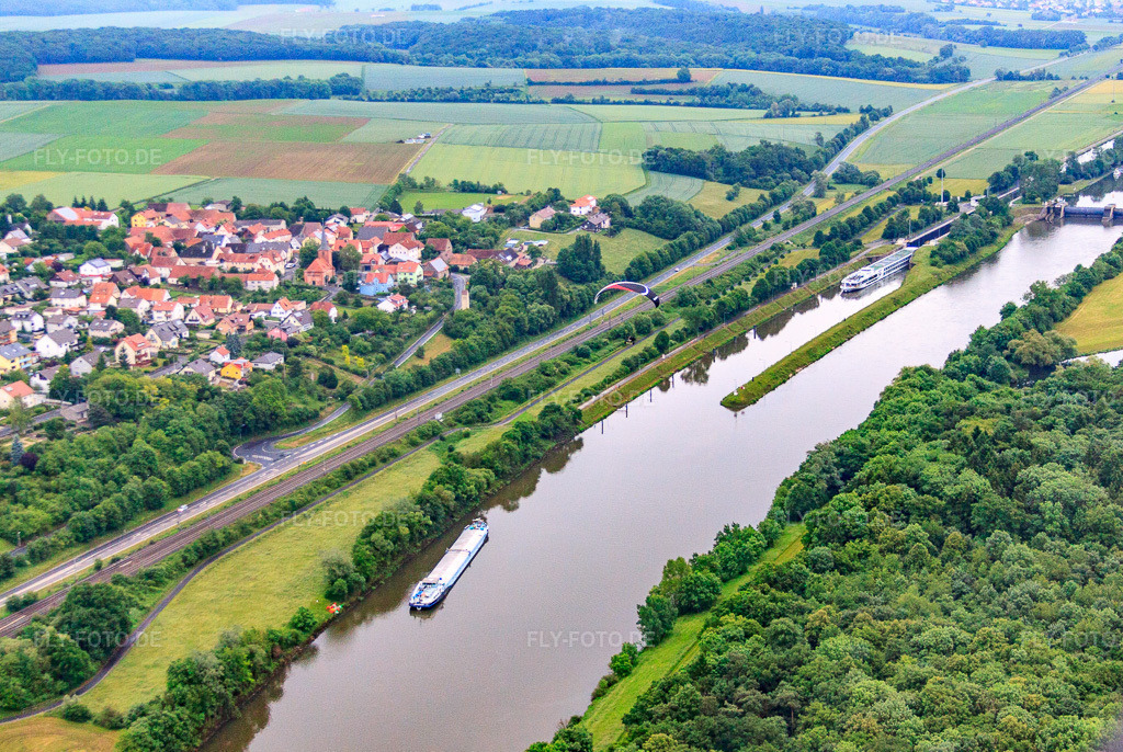 Luftbild: Dorfansicht am Mainufer aus Südwesten mit Schleuse im Ortsteil Ottendorf in Gädheim im Bundesland Bayern in Deutschland. – Foto: IMG_65821.jpg vom 29.05.2014 durch Werner Riehm/FLY-FOTO.de – Auflösung des Originals: 4544 x 3045 px