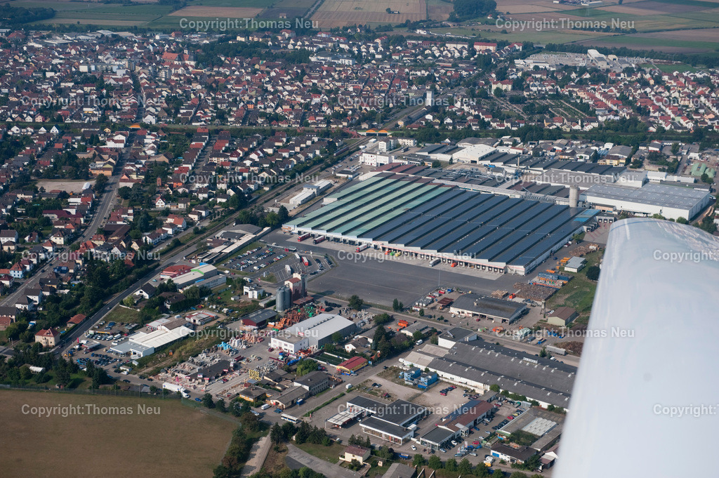 _D7N0896 | Luftbilder Solardächer Bergstrasse  Die zum Zeitpunkt ihrer Errichtung größte Photovoltaik-Dachflächenanlage der Welt wurde 2005 auf dem Gebäude eines Logistikunternehmens in Bürstadt (Hessen) in Betrieb genommen. Die Photovoltaikanlage wird von der Projektgemeinschaft Sonnenfleck-TTS-Bürstadt betrieben, hat eine Nennleistung von 5 MWp.Bild: Thomas Neu