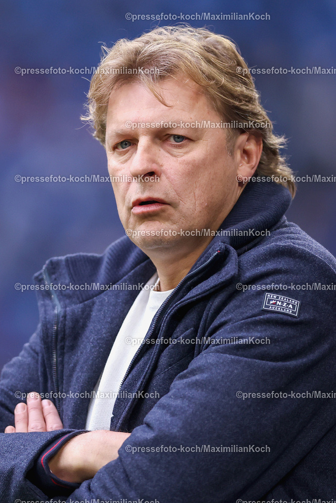 Schalke10112402102 | 10.11.2024, Fußball, FC Schalke 04 - SSV Jahn Regensburg, 2. Fußball Bundesliga, Veltins-Arena Gelsenkirchen, Saison 2024 2025: Youri Mulder (S04 Sportdirektor) DFB regulations prohibit any use of photographs as image sequences and or quasi-video.