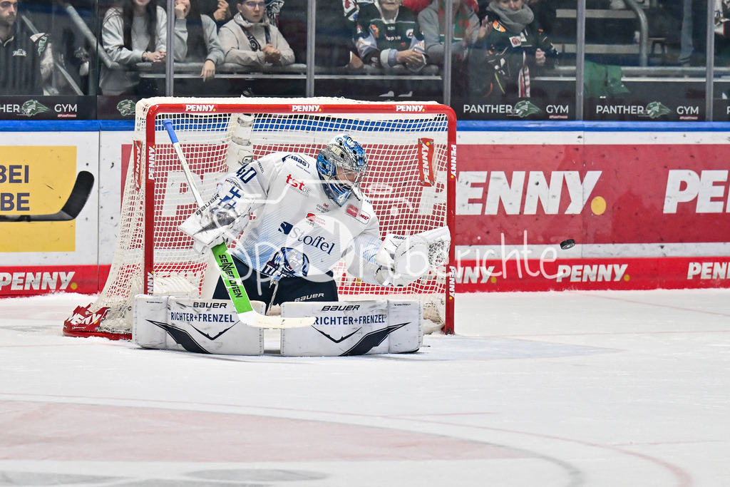 Augsburger Panther - Straubing Tigers | Augsburg, DEUTSCHLAND - 14. NOVEMBER: Henrik HAUKELAND (Straubing Tigers 40) kann einen Schuss nicht festhalten beim Ligaspiel zwischen den Augsburger Panthern und den Straubing Tigers am 18. Spieltag der Penny DEL im Curt Frenzel Stadion am 14.11.2025