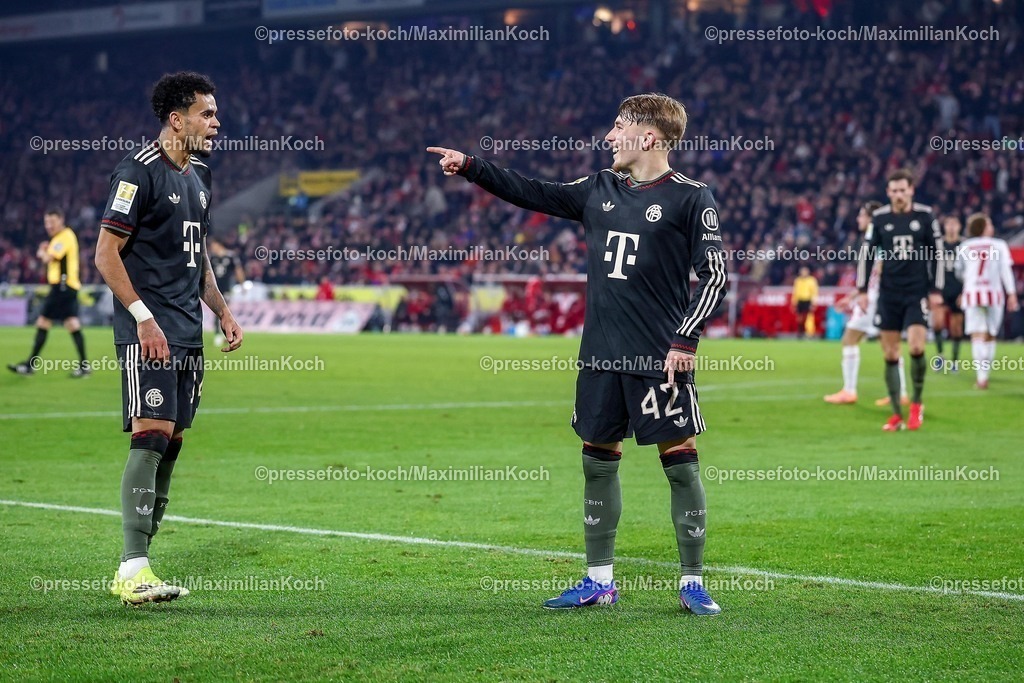 1FC14012601063 | 14.01.2026, Fußball, 1. FC Köln - FC Bayern München, 1. Fußball Bundesliga, 17. Spieltag, RheinEnergie-STADION, Saison 2025 2026: Torjubel nach dem Tor zum 3:1 durch Torschütze Lennart Karl (FC Bayern Muenchen #42) zusammen mit Luis Diaz (FC Bayern Muenchen #14)  DFB regulations prohibit any use of photographs as image sequences and or quasi-video.
