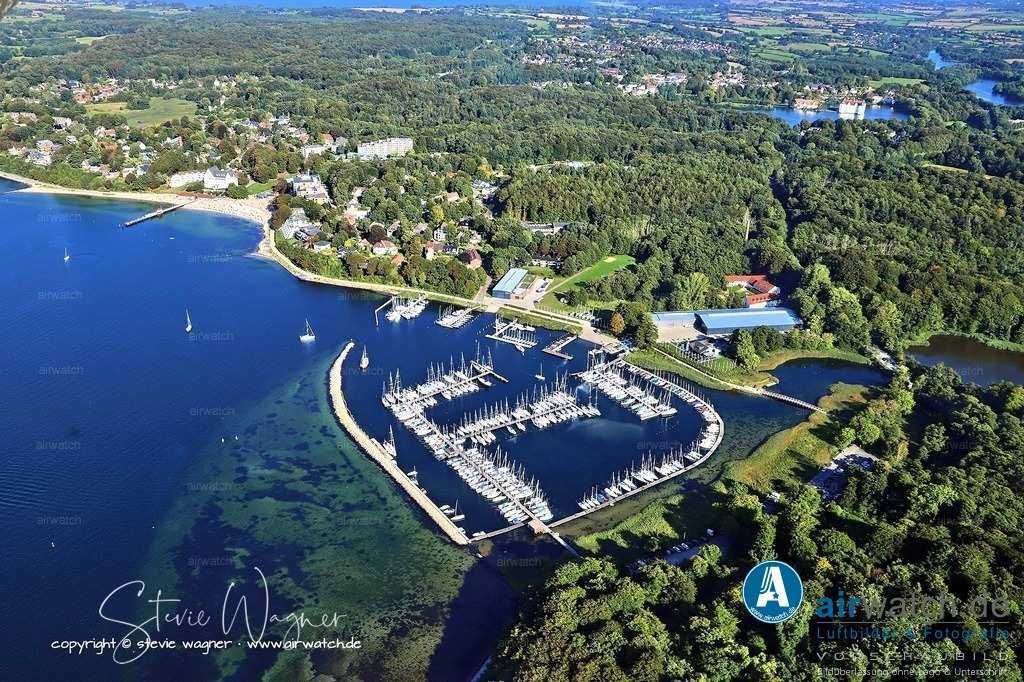 Luftbild Hanseatische Yachtschule - größte und älteste Segelschule Deutschlands | Ein zentraler Bestandteil der Geschichte des Yachthafens ist die Hanseatische Yachtschule, die in Glücksburg beheimatet ist. Sie gilt als größte und älteste Segelschule Deutschlands und ist die nördlichste Schule des Deutschen Hochseesportverbands Hansa e.V. Jährlich werden hier über 1.000 Segelschüler ausgebildet – von Kindern bis Erwachsenen.