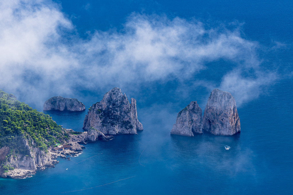 Felsenküste mit Wolken auf der Insel Capri in Italien | Felsenküste mit Wolken auf der Insel Capri in Italien.
