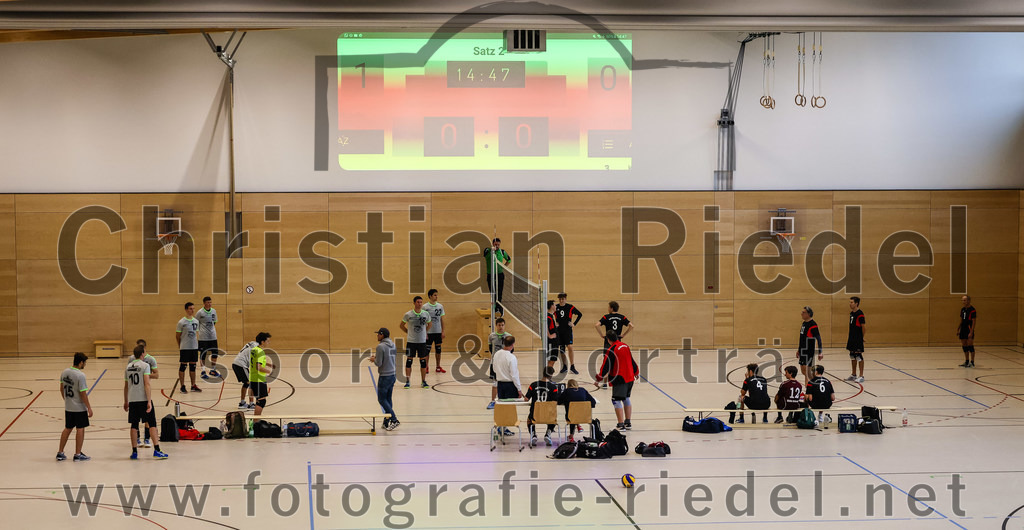 2021-11-27_116_TuS_Oberding_II_gegen_MTV_1881_Ingolstadt_III | Oberding, Deutschland, 27.11.2021:
Volleyball, Kreisliga 2021 / 2022, 5. Spieltag, TuS Oberding II gegen MTV 1881 Ingolstadt III, Endergebnis: 3:2

Christian Tiru (TuS Oberding, #10), Hayden Lorenz (TuS Oberding, #9), Karl Scholz (TuS Oberding, #3), Hendrik Gerdes (TuS Oberding, #4), Lucas John (TuS Oberding, #12), Nicolas Barbona (TuS Oberding, #6), Gregor Bartkowski (TuS Oberding, #11), Christoph Stegemann (TuS Oberding, #7), Andreas Ruß (TuS Oberding, #1)

Foto: Christian Riedel / fotografie-riedel.net