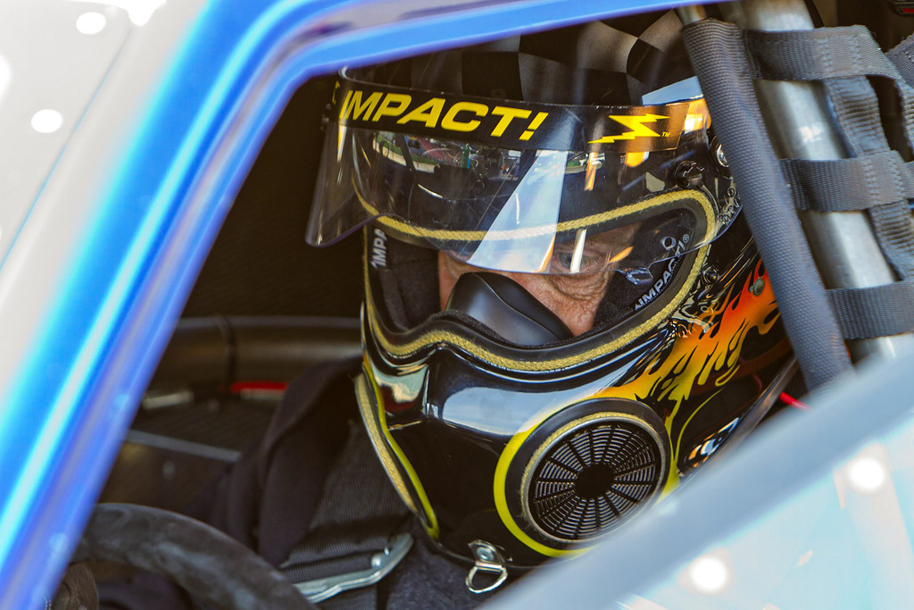 Dragster Pilot vor dem Start | Der Dragster-Pilot ist bis auf das Äußerste angespannt und er versucht sich auf den Start seines Dragster zu konzentrieren. Ein eindrucksvolles Motiv aus dem Rennsport, das in keinem Ambiente eines Motorsportfans fehlen sollte. Ein hochwertiges Wandbild in brillanter Druckqualität auf Acrylglas, Alu-Dibond, Leinwand und vielen weiteren Wandprodukten perfekte geeignet für Ihr Ambiente. - Realisiert mit Pictrs.com