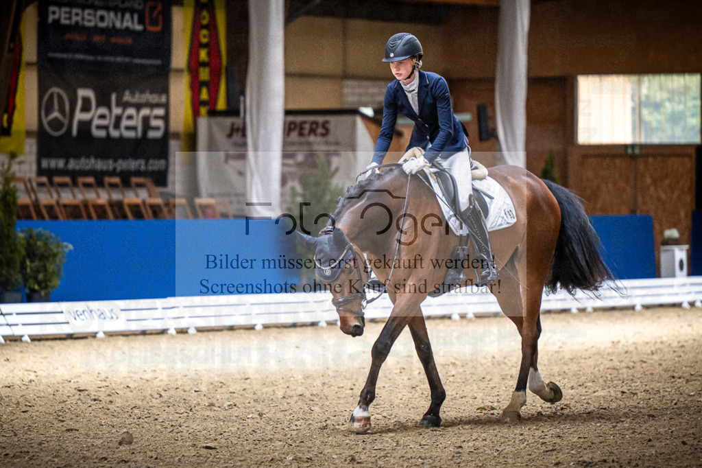 DOS_0881 | Entdecke hochwertige Reitturnierfotos von Foto Oger. Professionell, emotional und authentisch – jetzt Lieblingsmomente im Shop bestellen.Deutschlandweite Turnierfotografie. - Realisiert mit Pictrs.com