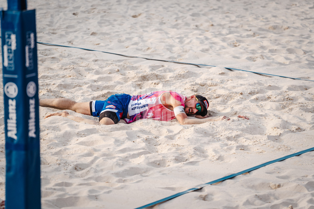 Beachvolleyball | Männer | Allianz German Beach Tour 2025 | Tourstop Bremen | 14.06.2025 | Bennet Poniewaz liegt am Boden