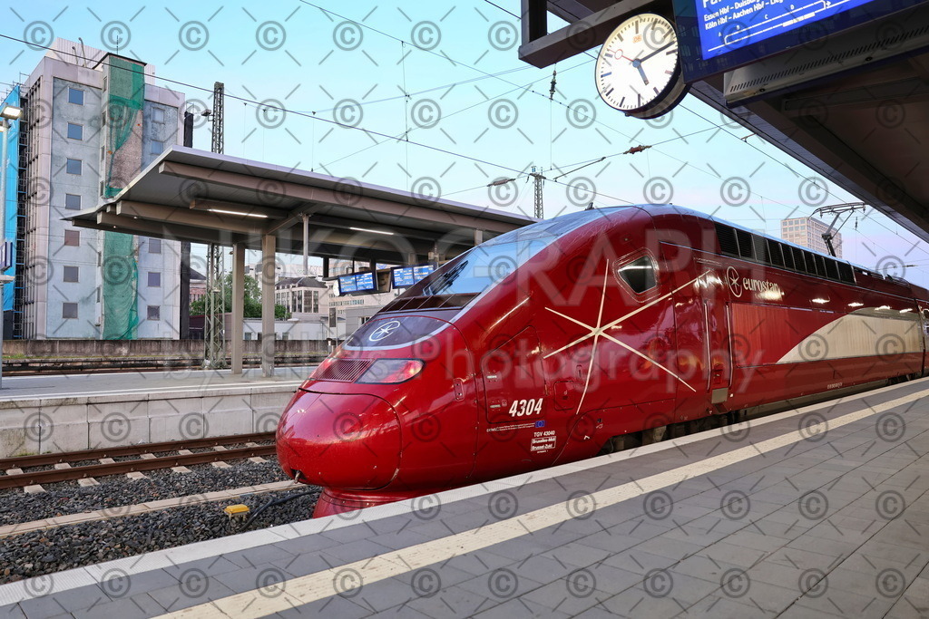 Der Eurostar 4304 in Dortmund | Der TGV 43040 wartet am Hauptbahnhof Dortmund auf seine Passagiere.