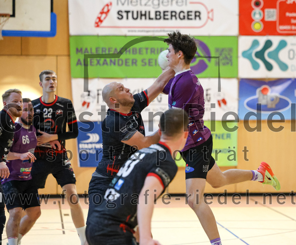 2024-09-21_016_SpVgg_Altenerding_gegen_TSV_1861_Mainburg | Erding, Deutschland, 21.09.2024:Handball, Bezirksoberliga Männer 2024 / 2025, 1. Spieltag, SpVgg Altenerding gegen TSV 1861 Mainburg, Endergebnis: 36:20Maximilian Heim (TSV 1861 Mainburg, #8), Tim Steininger (SpVgg Altenerding, #10)Foto: Christian Riedel / fotografie-riedel.net