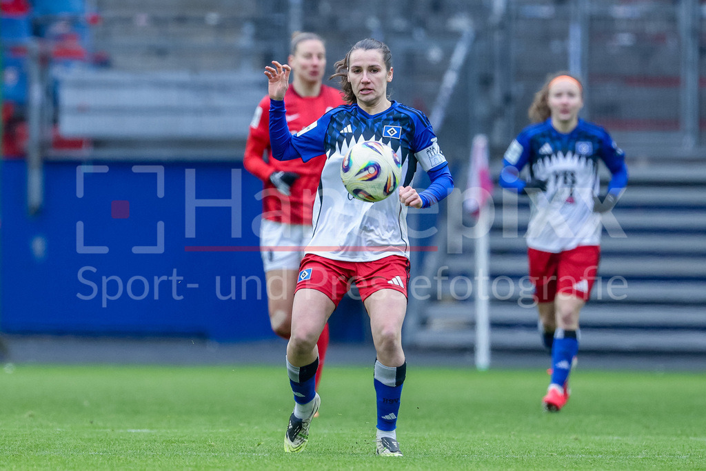 Fussball, Google Pixel Frauen-Bundesliga, Hamburger SV - SC Freiburg | Pauline Machtens (Hamburger SV, HSV, 28) am Ball, Einzelbild, Ganzkörper, Aktion, Action, Spielszene, DIE DFB-RICHTLINIEN UNTERSAGEN JEGLICHE NUTZUNG VON FOTOS ALS SEQUENZBILDER UND/ODER VIDEOÄHNLICHE FOTOSTRECKEN. DFB REGULATIONS PROHIBIT ANY USE OF PHOTOGRAPHS AS IMAGE SEQUENCES AND/OR QUASI-VIDEO.