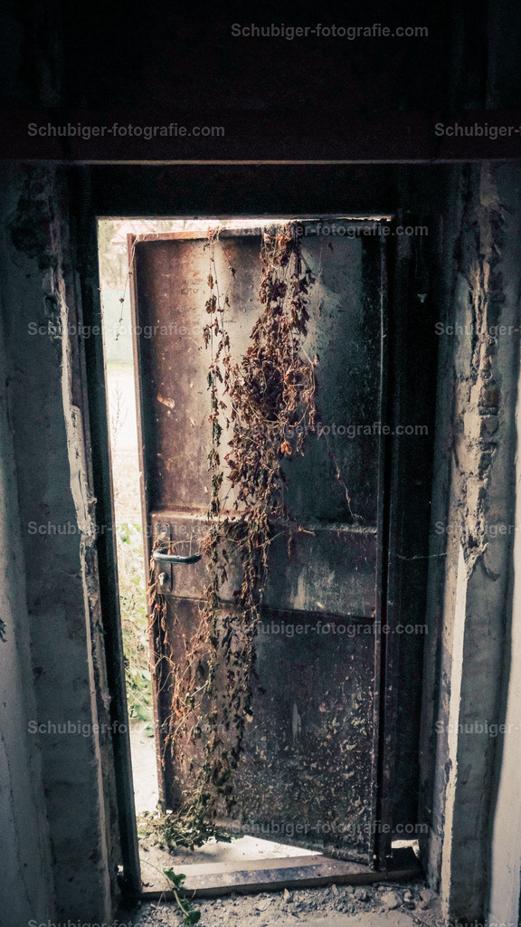 Eiserne Tür | Eiserne Tür einer Lost Place Villa - Realisiert mit Pictrs.com