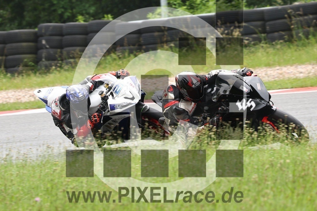 0221-20240604_33880 | Schöne Erinnerungen an spannende Momente - das festzuhalten ist unser Job. PIXELrace.de ist seit 2003 auf den Rennstrecken Europas unterwegs um die Action draußen beim Fahren und die wunderbare Stimmung imm Fahrerlager für euch einzufangen.
