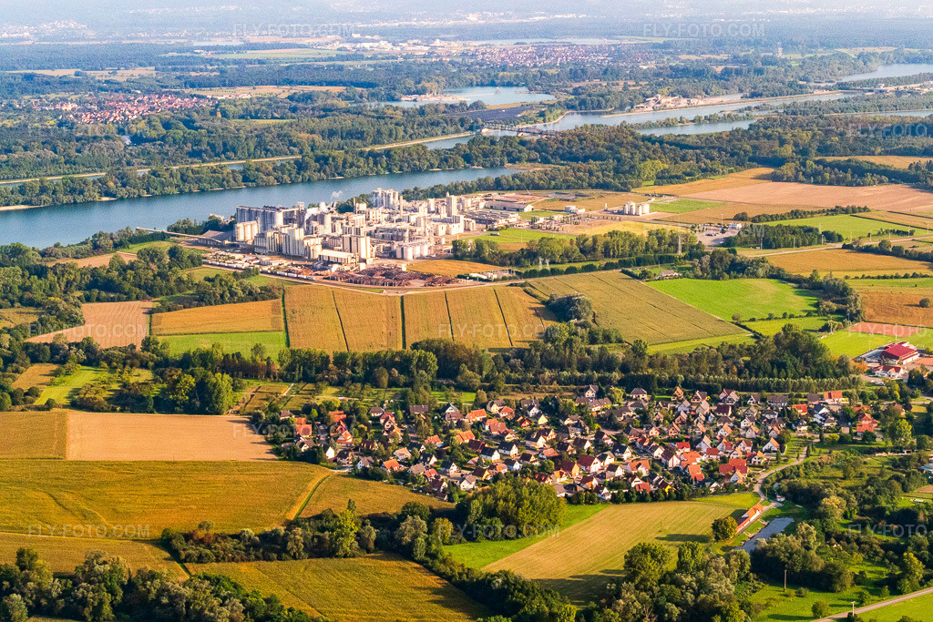 Aerial view: View of the town from the northwest, showing the Roquette Frères chemical factory on the banks of the Rhine. in Seltz in the state Bas-Rhin, France. – Photo: P1000883.jpg taken on 09/15/2014 by Werner Riehm/FLY-FOTO.com – Resolution of the original: 5472 x 3648 px – Roquette: Turning Nature’s Potential into Life’s Essentials