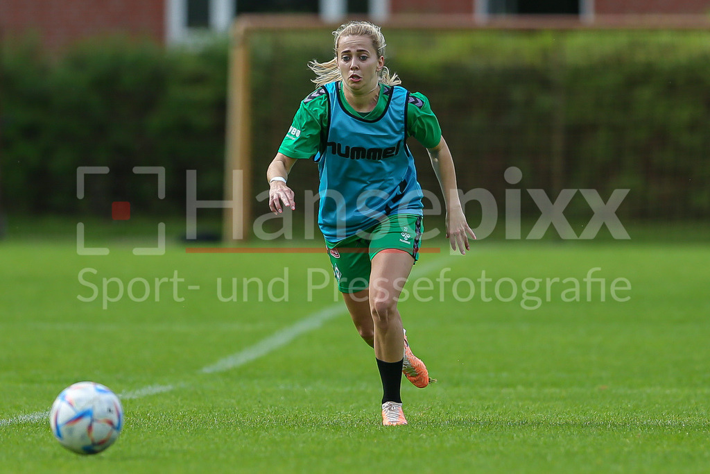 Fussball, Google Pixel Frauen-Bundesliga, Training SV Werder Bremen | v.li.: Nina Lührßen (SV Werder Bremen, 27) Freisteller, Einzelbild, Ganzkörper, Aktion, Action, Spielszene