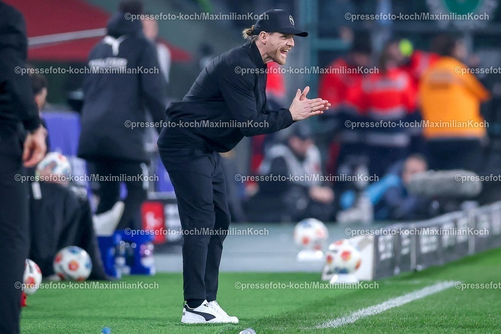 BMG13122502103 | 13.12.2025, Fußball, Borussia Mönchengladbach - VfL Wolfsburg, 1. Fußball Bundesliga, 14.Spieltag, Borussia-Park, Saison 2025 2026: Cheftrainer Eugen Polanski (Borussia Mönchengladbach) gestikulierend am Spielfeldrand    DFB regulations prohibit any use of photographs as image sequences and or quasi-video.
