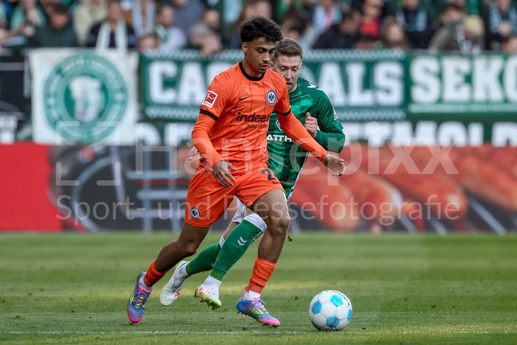 Fussball, Bundesliga, SV Werder Bremen - Eintracht Frankfurt | v.li.: Nathaniel Brown (Eintracht Frankfurt, 21) und Mitchell Weiser (SV Werder Bremen, 8) im Zweikampf, Duell, Dynamik, Aktion, Action, Spielszene, DIE DFL-RICHTLINIEN UNTERSAGEN JEGLICHE NUTZUNG VON FOTOS ALS SEQUENZBILDER UND/ODER VIDEOÄHNLICHE FOTOSTRECKEN. DFL REGULATIONS PROHIBIT ANY USE OF PHOTOGRAPHS AS IMAGE SEQUENCES AND/OR QUASI-VIDEO.