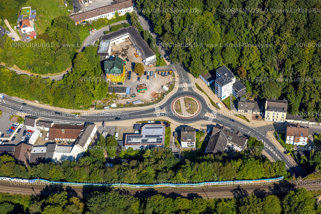 Ennepetal240814053 | Luftbild, neugestalteter Kreisverkehr Kölner Straße und Hembecker Talstraße, Betriebshof Stadt Ennepetal, bunte Graffiti Schallschutzwand an der Bahnlinie, Büttenberg, Ennepetal, Ruhrgebiet, Nordrhein-Westfalen, Deutschland