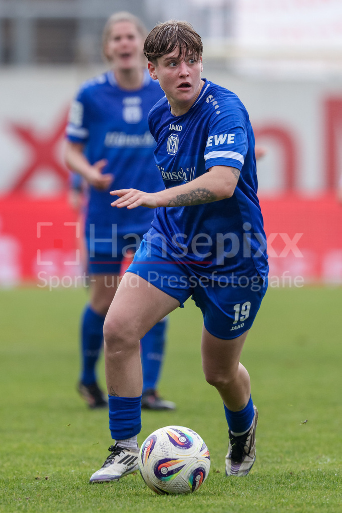 Fussball, 2. Frauen-Bundesliga, SV Meppen - VfB Stuttgart | Lea Mauly (SV Meppen, 19) am Ball, Einzelbild, Ganzkörper, Aktion, Action, Spielszene, DIE DFB-RICHTLINIEN UNTERSAGEN JEGLICHE NUTZUNG VON FOTOS ALS SEQUENZBILDER UND/ODER VIDEOÄHNLICHE FOTOSTRECKEN. DFB REGULATIONS PROHIBIT ANY USE OF PHOTOGRAPHS AS IMAGE SEQUENCES AND/OR QUASI-VIDEO.
