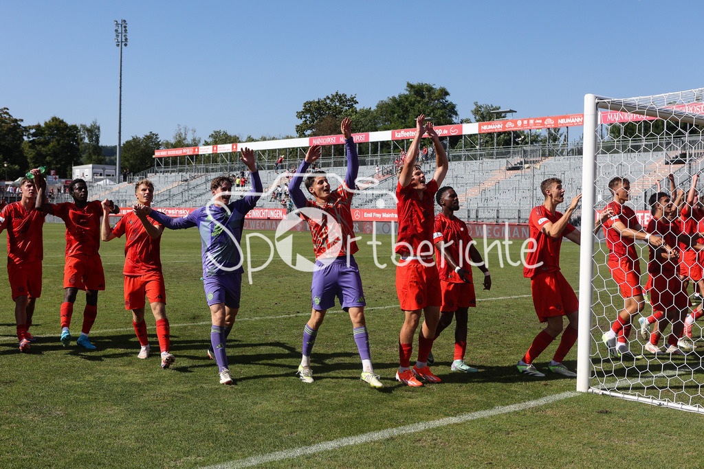 FC Würzburger Kickers - FC Bayern Amateure | Die Spieler der kleinen Bayern feiern ausgelassen den Sieg in Wuerzburg mit den mitgereisten Anhaengern / Regionalliga Bayern: FC Würzburger Kickers - FC Bayern München II, AKON Arena am 24.08.2024