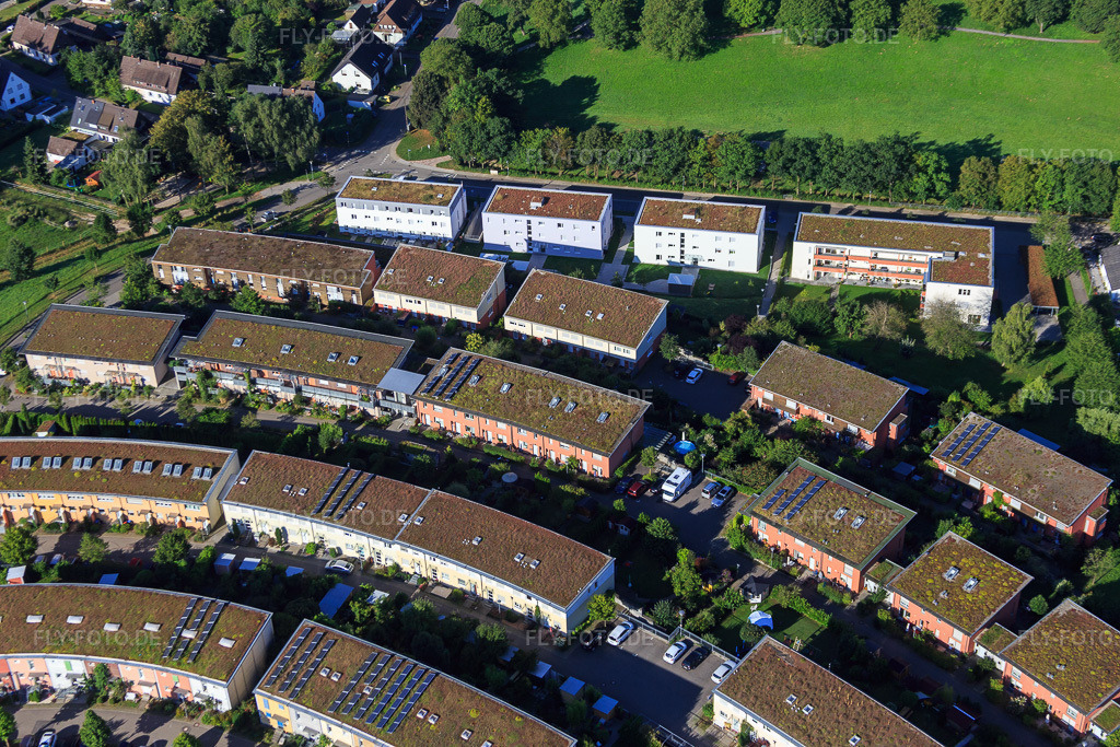 Luftbild: Wie ein Amphitheater angelegtes Wohnquartier Fünfzig Morgen im Ortsteil Hohenwettersbach in Karlsruhe im Bundesland Baden-Württemberg in Deutschland. Foto: IMG_092926.jpg vom 13.08.2016 durch Werner Riehm/FLY-FOTO.de