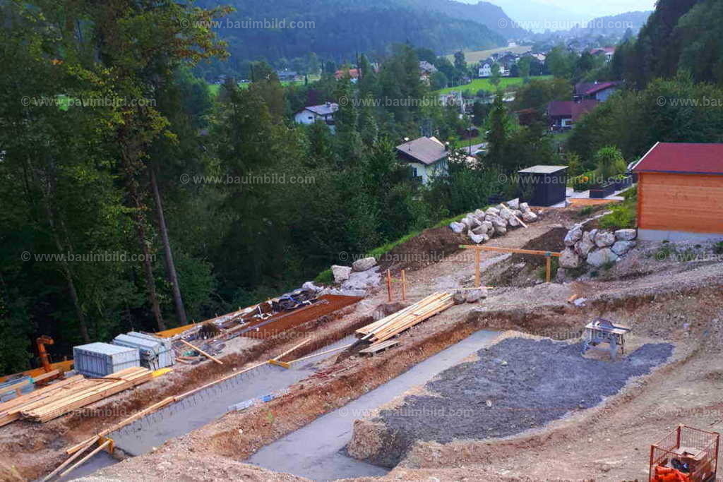 Betonfundamente | Fundamente für Haus in Hanglage, Restbeton verteilt auf Baugrubensohle