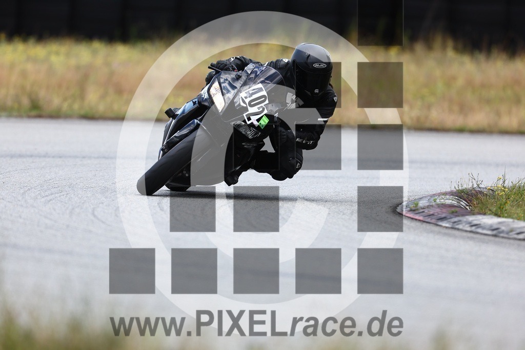 0402-20250714_03333 | Schöne Erinnerungen an spannende Momente - das festzuhalten ist unser Job. PIXELrace.de ist seit 2003 auf den Rennstrecken Europas unterwegs um die Action draußen beim Fahren und die wunderbare Stimmung imm Fahrerlager für euch einzufangen.