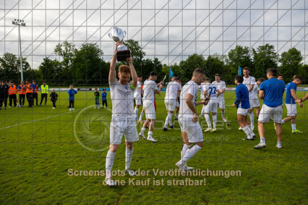 20250529_183801_0297 | #,  VfL Kirchheim (blau) vs. 1.FC Eislingen (weiß), Fußball, Bezirkspokal Finale - Bezirk Neckar/Fils, 2024/2025, Rasenplatz VfL Stadion Kirchheim, Jesinger Straße 105, 73230 Kirchheim, 29.05.2025 - 16:30 Uhr,Foto: PhotoPeet-Sportfotografie/Peter Harich