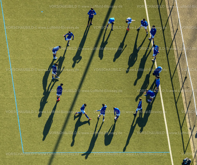 Witten240102819 | Luftbild, Fußball-Trainingsspiel mit Kreis Jugendlicher auf dem Sportplatz Wullenstadion Nebenplatz VFB Annen 19 e.V., Schattenspiele, Witten, Ruhrgebiet, Nordrhein-Westfalen, Deutschland