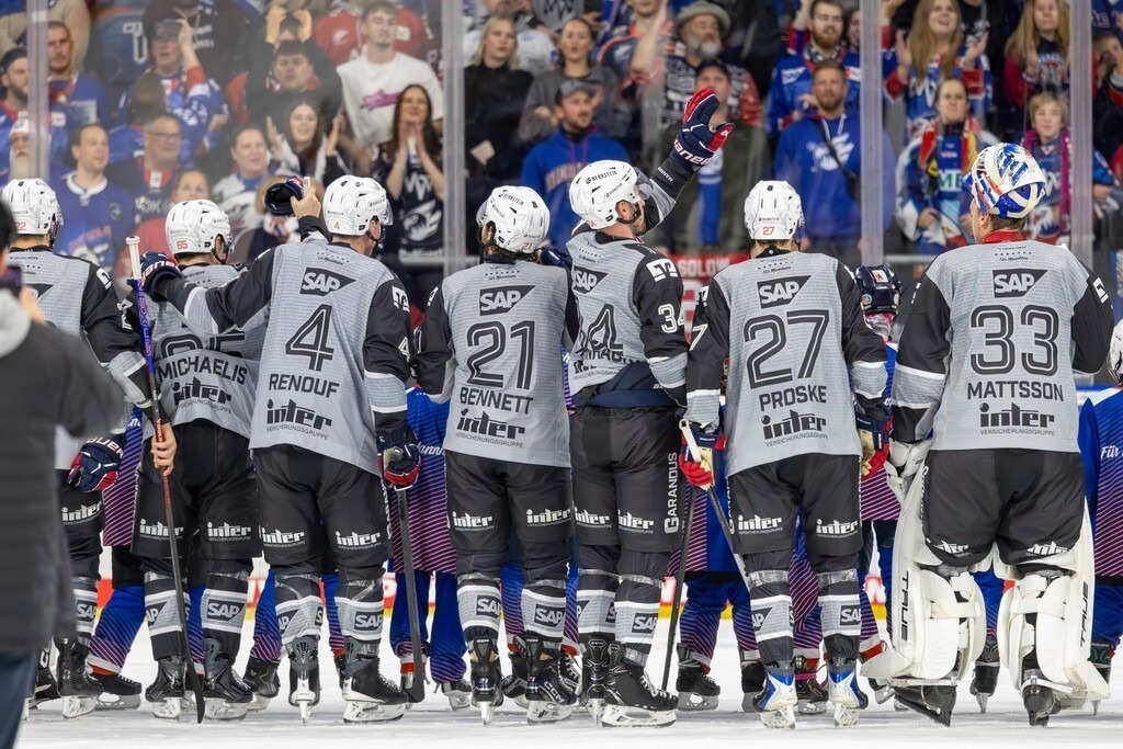 DEL, Deutsche Eishockey Liga Saison 2025/26, 26. Spieltag: Adler Mannheim gegen Augsburger Panther | DEL, Deutsche Eishockey Liga Saison 2025/26, 26. Spieltag: Adler Mannheim gegen Augsburger Panther***Bild: Große Freude bei den Spielern und Fans der Adler nach dem 7:0 gegen Augsburg - Realisiert mit Pictrs.com
