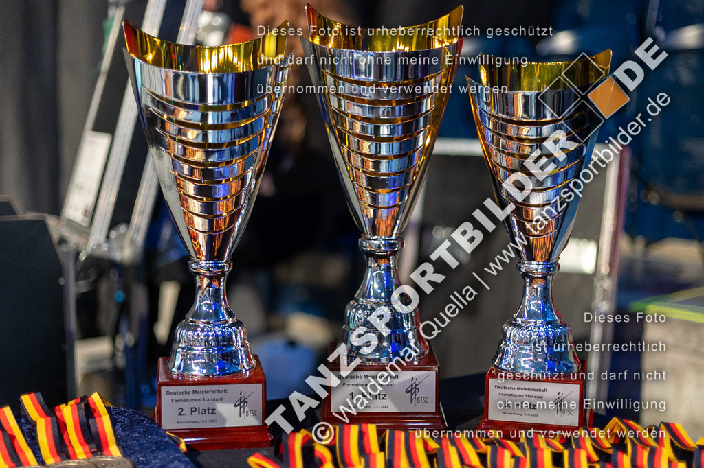 20231111-13715 | Hier finden Sie Tanz Bilder vom Latein und Standard Formationen tanzen. Sportbilder vom Tanzsport. Schöne Fotos und von Weltmeisterschaft, Europameisterschaft, Bundesliga, Regionalliga, Oberliga und Landesliga sowie von GOC Stuttgart, DanceComp, WM Bremen