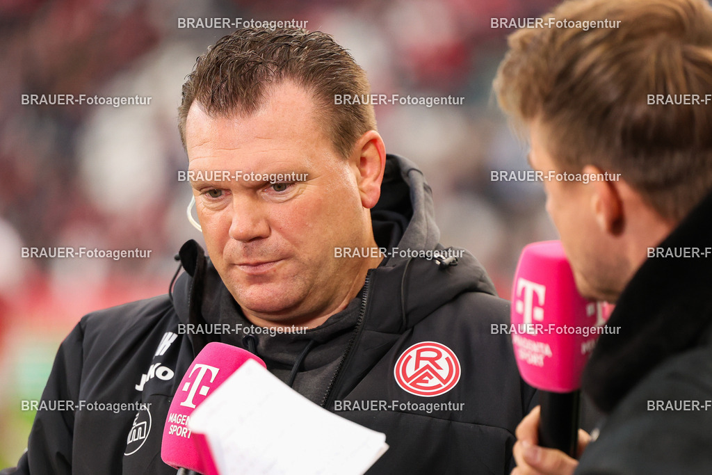 Rot-Weiss Essen - 1.Fc Schweinfurt | Essen, Deutschland, 02.11.2025 Uwe Koschinat (Rot-Weiss Essen) gibt ein Interviewwährend des 3.Liga Spiels zwischen  Rot-Weiss Essen und 1.Fc Schweinfurt am 02.11.2025 im Stadion an der Hafenstraße in Essen. (Foto von Timo Bluhmki-Schmidt/Brauer Fotoagentur