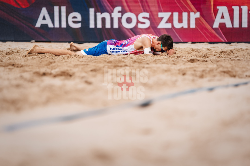 Beachvolleyball | Frauen | Allianz German Beach Tour 2025 | Tourstop Hamburg | 30.05.2025 | David Poniewaz liegt am Boden nach dem Sieg