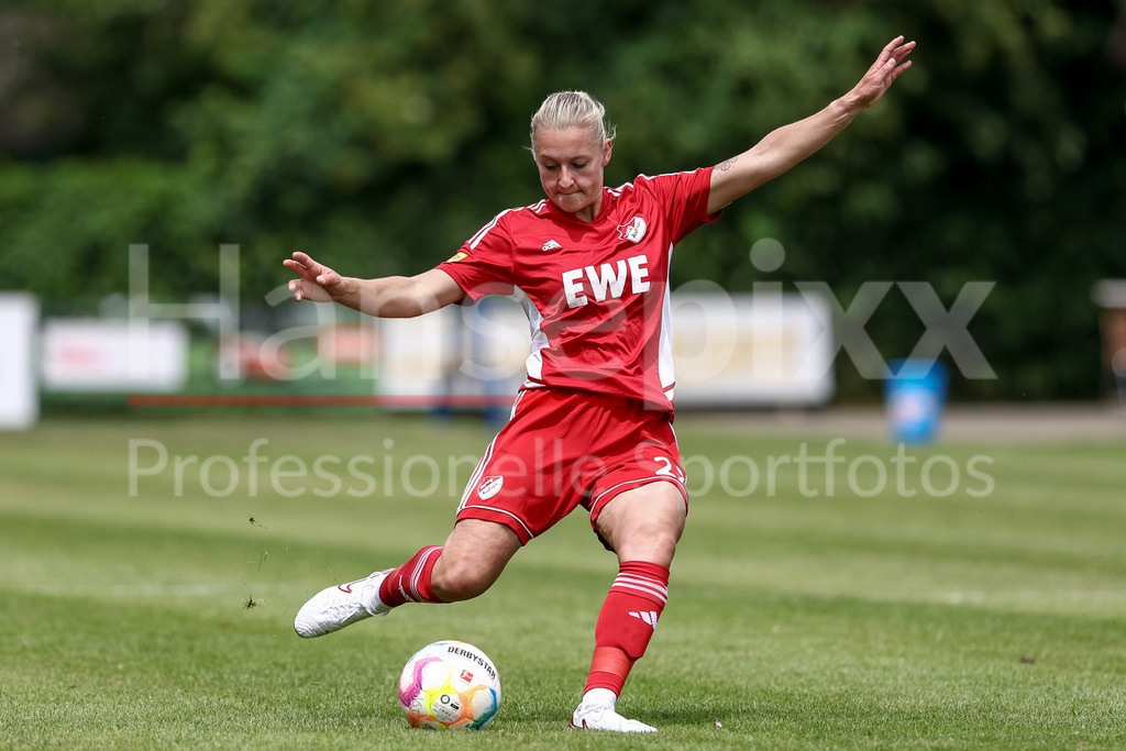Fussball, Aufstiegsspiel Regionalliga Nord Frauen, SpVg Aurich - SSC Hagen Ahrensburg | Aylin Rewohl (SpVg Aurich, 27) am Ball, Freisteller, Einzelbild, Ganzkörper, Aktion, Action, Spielszene