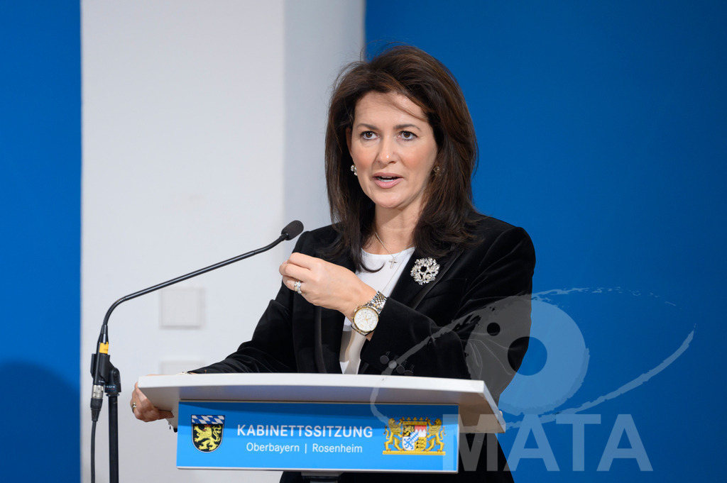 _DW05061 | Bayerns Landwirtschaftsministerin Michaela Kaniber (CSU)  Pressekonferenz im Lokschuppen. Rosenheim, 02.12.2025 Bayern Deutschland - Realisiert mit Pictrs.com