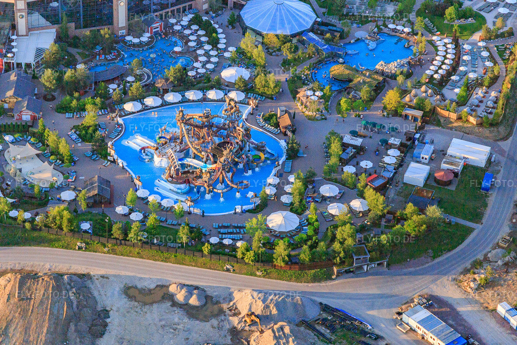 Luftbild: Svalgurok, Spiralrok - Spiral-Rutsche und Slalomrok - wilde Slalom-Rutsche im Rulantica im Europapark Rust in Rust im Bundesland Baden-Württemberg in Deutschland. – Foto: IMG_147967.jpg vom 30.05.2025 durch Werner Riehm/FLY-FOTO.de – Auflösung des Originals: 5472 x 3648 px – ico_erklaerung_service_information